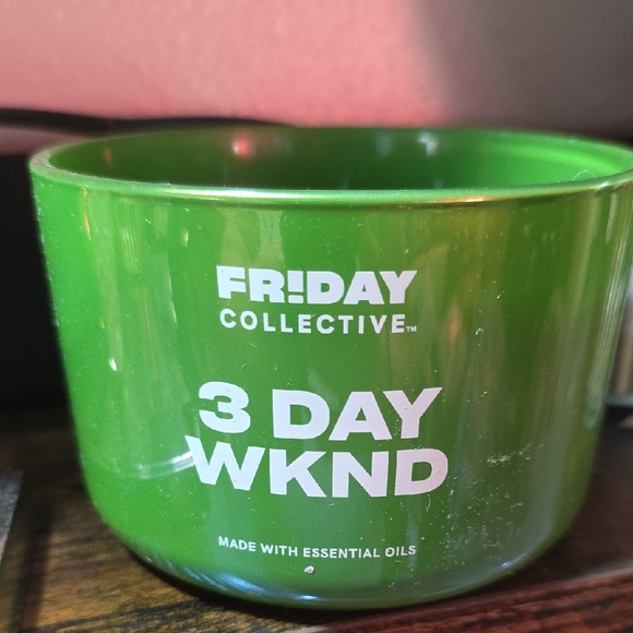 Yankee Candle Green 3 Day WKND Candle - Picture 4 of 11